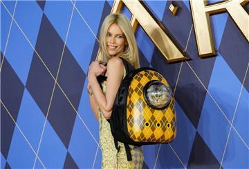 Das Model Claudia Schiffer mit tierischer Begleitung bei der Premiere vom Film „Argylle“.