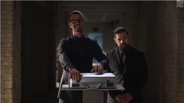 Das Moderatoren-Duo Joko Winterscheidt (l) und Klaas Heufer-Umlauf hatten einen Koffer mit einer Million Euro versteckt.