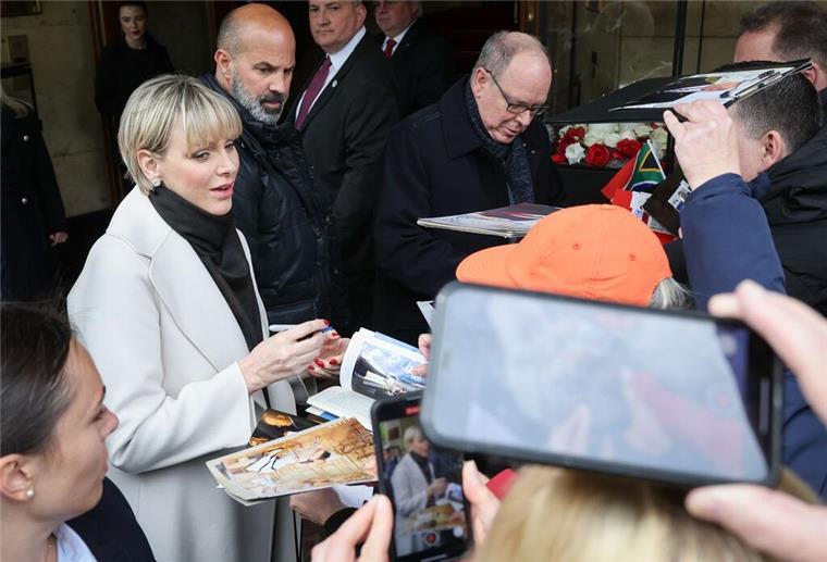 Das monegassische Fürstenpaar gibt fleißig Autogramme.