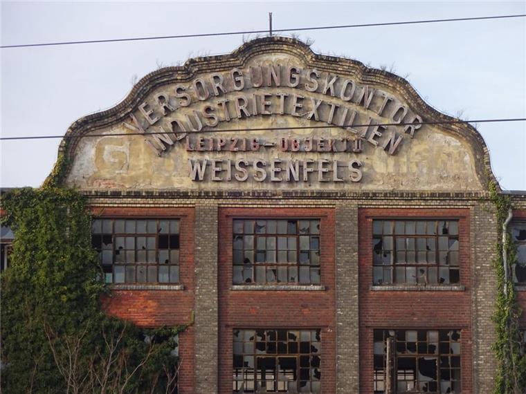 Theatergruppe Das Letzte Kleinod startet bald nach Weißenfels Das monumentale Industriegebäude mit den drei auffälligen Giebeln erstreckt sich hinter den Gleisen des Bahnhofes von Weißenfels. Zu DDR-Zeiten war hier das Versorgungskontor Industrietextilien untergebracht.