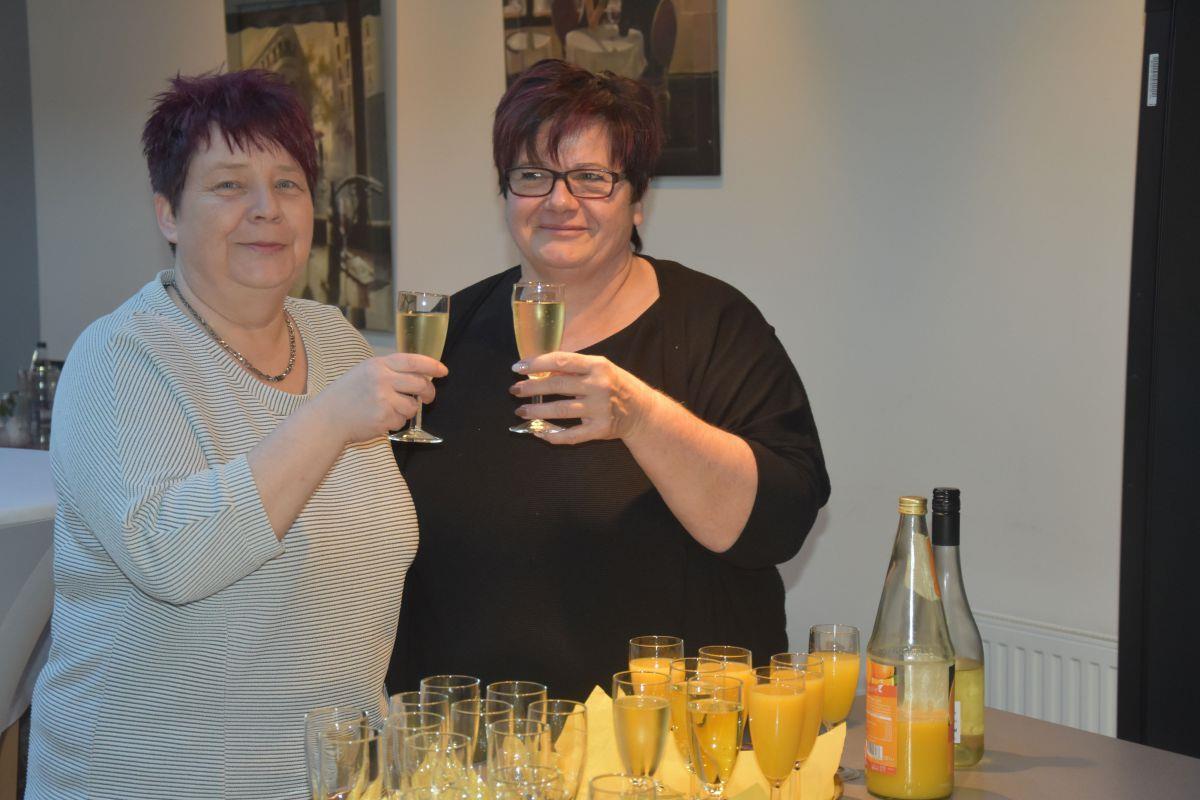 Das Moorbahncafé im Tister Bauernmoor ist wieder geöffnet. Heute stießen die neuen Betreiber, Jeanette Mittelstädt (links) und Birgit Hirschfeld, mit vielen Gäste mit einem Glas Sekt auf hoffentlich erfolgreiche Zeiten an.