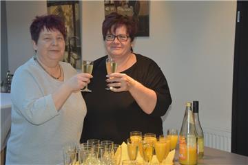 Das Moorbahncafé im Tister Bauernmoor ist wieder geöffnet. Heute stießen die neuen Betreiber, Jeanette Mittelstädt (links) und Birgit Hirschfeld, mit vielen Gäste mit einem Glas Sekt auf hoffentlich erfolgreiche Zeiten an.