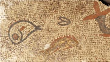 Das Mosaik zeigt Delfine und Fische.