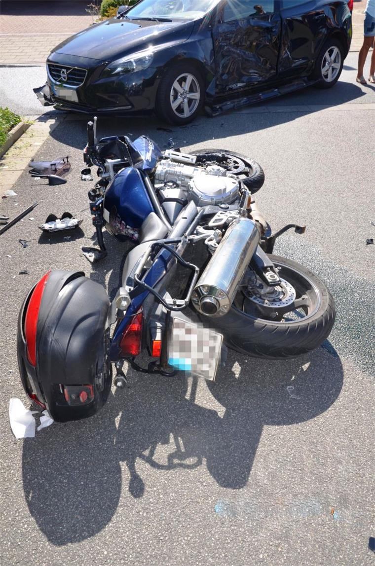 Spritztour durch Lehe ohne Führerschein: 16-Jähriger kollidiert mit Volvo Das Motorrad, das sich der 16-Jährige ungefragt zu Hause ausgeliehen hatte, musste abgeschleppt werden. Es war bei einem Überholmanöver mit einem Volvo zusammengeprallt.