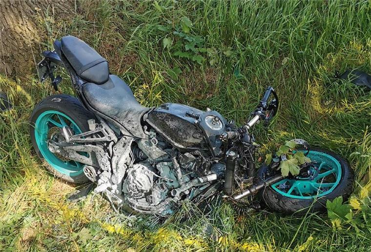 Das Motorrad des verunglückten Fahrers wurde bei dem Unfall auch erheblich beschädigt.