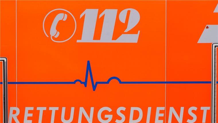 Motorrad überschlägt sich – Fahrer lebensgefährlich verletzt Das Motorrad kam von der Straße ab und überschlug sich. (Symbolbild)