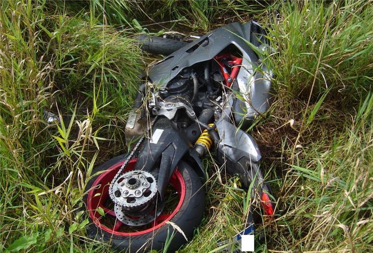 Motorradfahrer bei Unfall in Geestland schwer verletzt Das Motorrad wurde bei einem Unfall zwischen Drangstedt und Kürstedt samt Fahrer in den Seitengraben geschleudert.