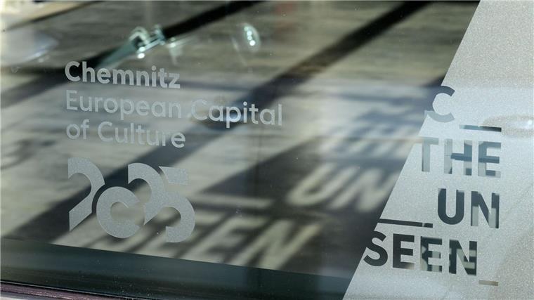 Das Motto der Kulturhauptstadt Chemnitz „C The Unseen“ zeichnet sich als Schatten auf dem Boden des Welcome Centers in Chemnitz ab. (Archivbild)