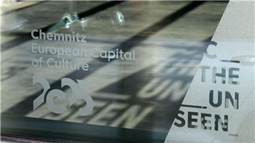 Das Motto der Kulturhauptstadt Chemnitz „C The Unseen“ zeichnet sich als Schatten auf dem Boden des Welcome Centers in Chemnitz ab. (Archivbild)