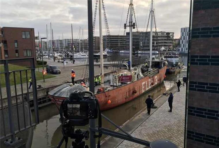 Das Museumsschiff, das in der Bredo-Werft saniert werden soll, ist um Punkt sechs in der Sportbootschleuse angekommen. Die nächste Etappe ist dann die Weser.