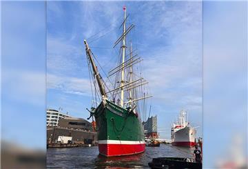 Das Museumsschiff Rickmer Rickmers wird derzeit in der Werft wieder schick gemacht.
