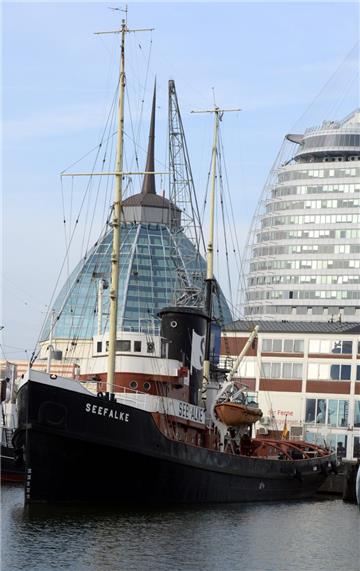 Das Museumsschiff "Seefalke" wird am Montag in den Neuen Hafen verholt.