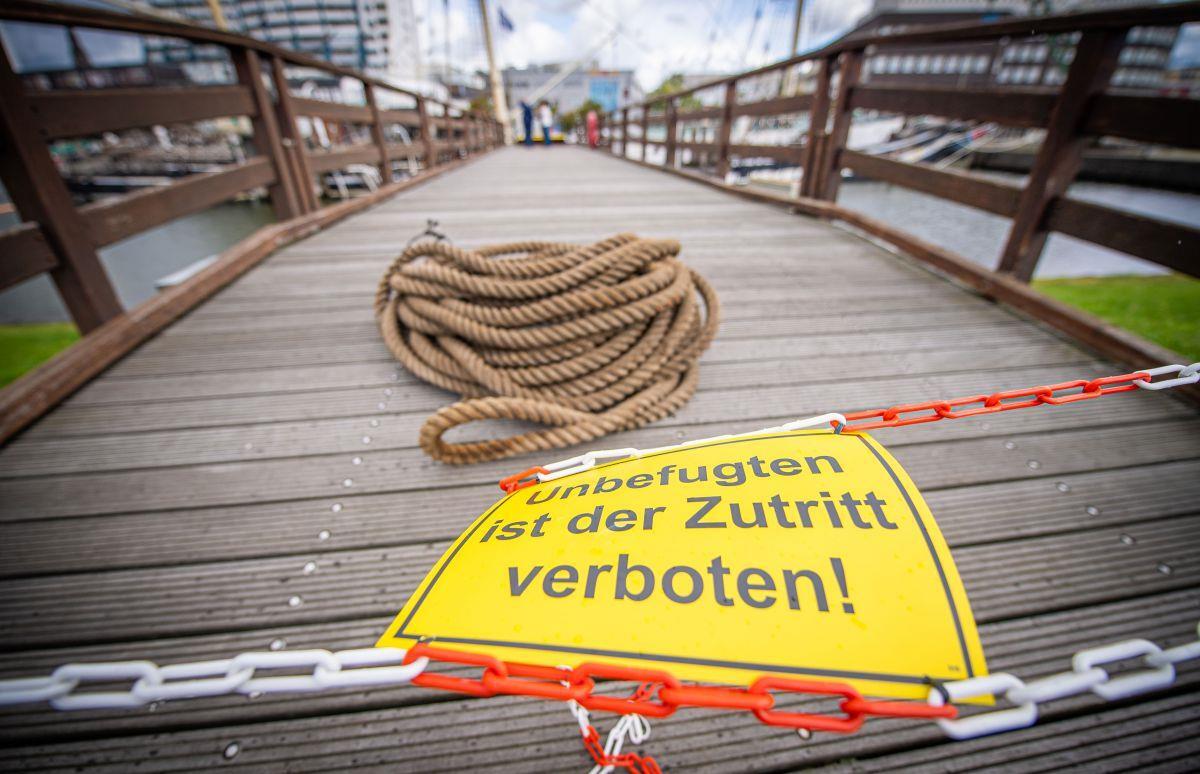 Bremerhaven: "Seute Deern" soll schnell geborgen werden Das Museumsschiff "Seute Deern" in Schieflage, nach dem Ausfall der Pumpen: Sie soll wieder aufgerichtet werden.