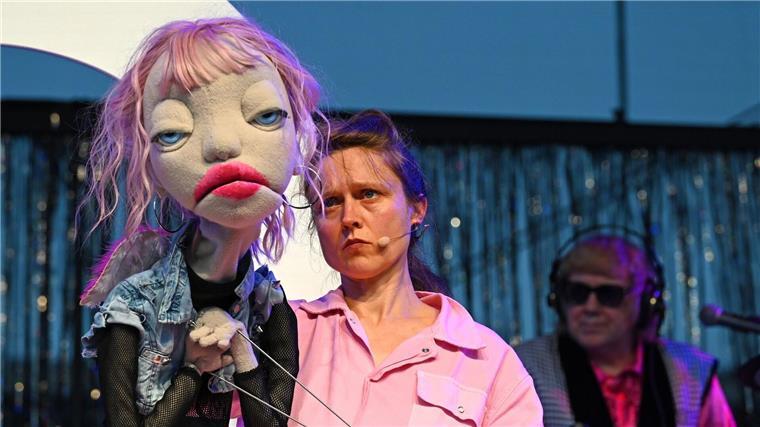 „Klosical“ von Prinzen-Sänger - Kein stilles Örtchen Das Musical von Prinzensänger Tobias Künzel wird von zwei Schauspielern, vier Puppenspielern und einer Live-Band aufgeführt.