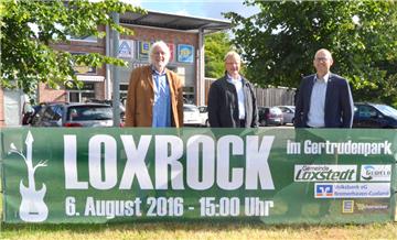 Das  Musikfstival Loxrock findet mit vielen Bands am 6. August im Gertrudenpark in Loxstedt statt. Darauf freuen sich (von links) Leo Mahler, Hans-Jörg Pott und Bürgermeister Detlef Wellbrock schon mächtig.