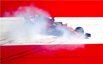 Das muss bitter für Sebastian Vettel sein. Nach der Enttäuschung von Frankreich vor einer Woche wird er in Österreich von einem Defekt am Ferrari gestoppt. 