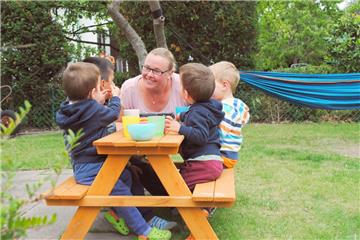Das nachmittägliche Kaffeesieren ist nur eines der Rituale, die Tagesmutter Patricia Drüner mit den von ihr betreuten Kindern pflegt.