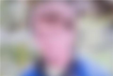 Das nachträglich unkenntlich gemachte Fahndungsfoto der Polizei Diepholz nach einem Mann, der mutmaßlich eine 17-Jährige getötet und eine 30-Jährige angegriffen haben soll.