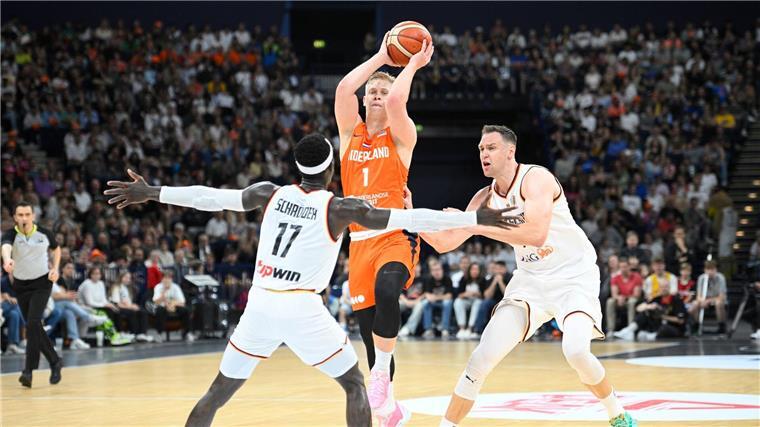 Bitte ein Tattoo: Schröder und Theis im Olympia-Fieber Das Nationalteam in der Defensive.