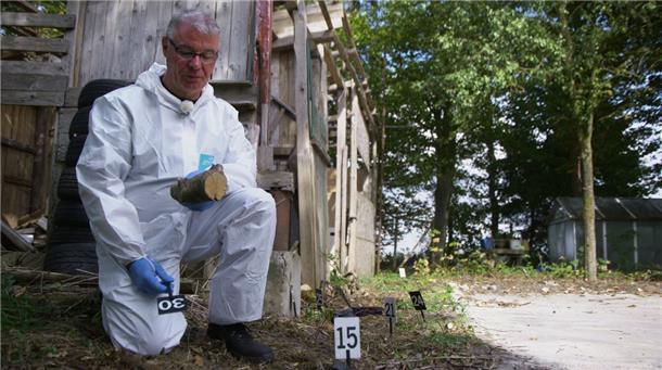 Das NDR Fernsehen zeigt  am Freitag um 21:15 Uhr "Morddeutschland - Tod im Bauernhaus". Diesmal geht es um einen 2004 verübten Doppelmord in Heinrichsdorf bei Sandbostel. 
Das Bild zeigt Kriminaltechniker Ralf Käse am Tatort. Hier hat er damals Spuren gesichert.