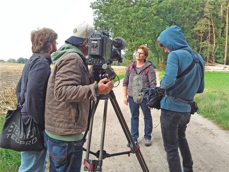 Nordpfad bei Selsingen ist heute Abend im TV zu sehen Das NDR-Team interviewte auf dem Nordpfad Ostetal unter anderem Elke Braasch von der Landtouristik Selsingen.