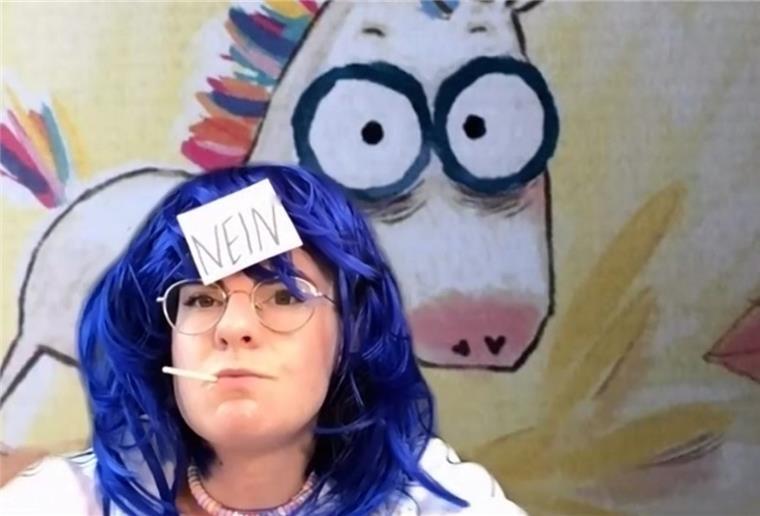 Das Neinhorn (Severine Schabon) sagt meistens "Nein". Vor allem, wenn es die Königsdochter trifft, die immer "Doch" sagt. Foto Stadttheater