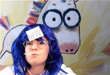 Das Neinhorn (Severine Schabon) sagt meistens "Nein". Vor allem, wenn es die Königsdochter trifft, die immer "Doch" sagt. Foto Stadttheater
