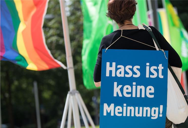 Das Netzwerkdurchsetzungsgesetz wird umgangssprachlich auch Facebook-Gesetz genannt, gilt aber für alle Betreiber sozialer Netzwerke.