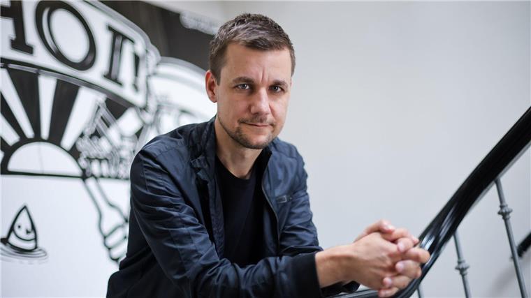 Das neue Buch von Tobias Schlegl beleuchtet unter anderem Arbeitsbedingungen in der Pflege.