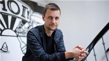 Das neue Buch von Tobias Schlegl beleuchtet unter anderem Arbeitsbedingungen in der Pflege.