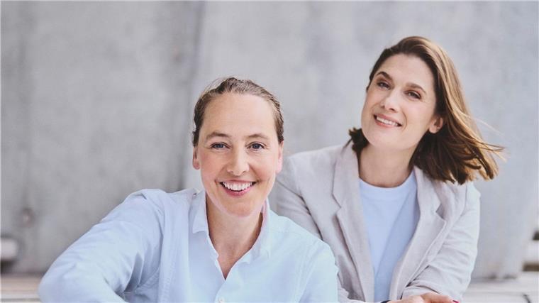 Zwei Ostfriesinnen werden Direktorinnen der Emder Kunsthalle Das neue Direktorinnen-Tandem Ina Grätz (l.) und Silke Oldenburg stammt gebürtig aus Ostfriesland.