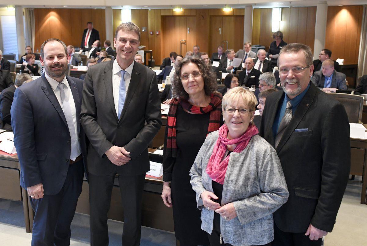 Neuer Kreistag konstituiert sich in Cuxhaven Das neue Führungs-Quintett im Kreistag (von links): der alte und neue Kreistagsvorsitzende Jörg-Andreas Sagemühl (CDU), Landrat Kai-Uwe Bielefeld (parteilos), Sabine van Gemmeren (Grüne), Annette Faße (SPD) und Richard Schütt (CDU).