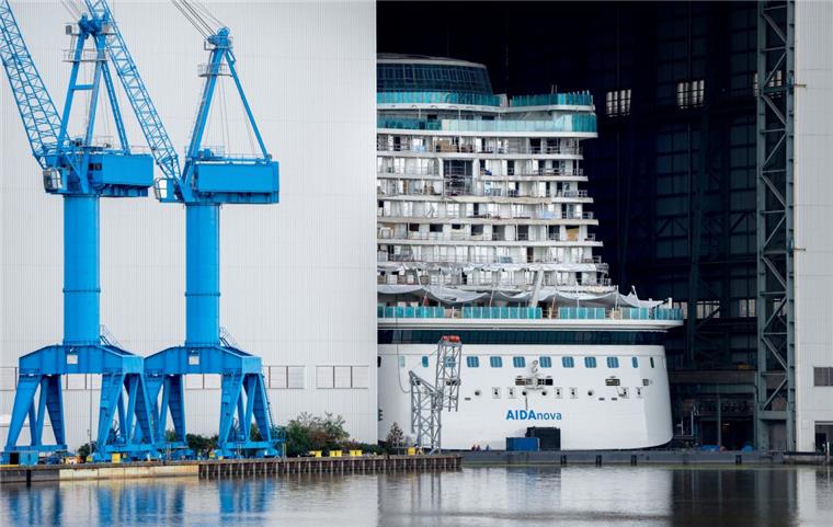 Das neue Kreuzfahrtschiff "AIDAnova" liegt in der geöffneten Werfthalle der Meyer-Werft. 
