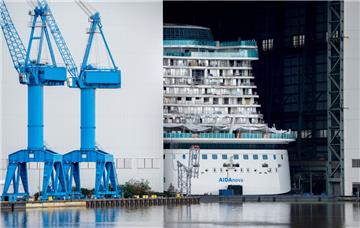 Das neue Kreuzfahrtschiff "AIDAnova" liegt in der geöffneten Werfthalle der Meyer-Werft. 
