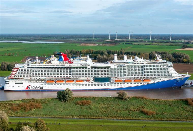 Das neue Kreuzfahrtschiff der Papenburger Meyer Werft „Carnival Jubilee“ wird über die Ems zur Nordsee überführt.