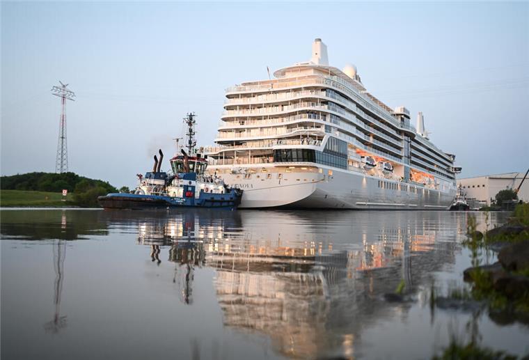 Emsüberführung von Kreuzfahrtschiff „Silver Nova“ hat begonnen Das neue Kreuzfahrtschiff "Silver Nova" hat die Meyer-Werft verlassen und ist auf der Ems unterwegs.