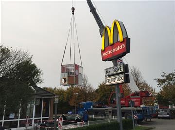 Das neue Spielgerät ist schon da. Die McDonald's-Filiale in Nordenham wird umgebaut. Das Restaurant ist vom 5. bis zum 9. November geschlossen.