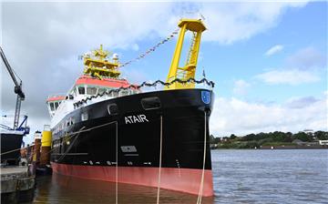 Das neue Vermessungsschiff "Atair" für das Bundesamt für Seeschifffahrt und Hydrographie (BSH) liegt nach seiner Taufe an Kai der Fassmer Werft in Berne. 