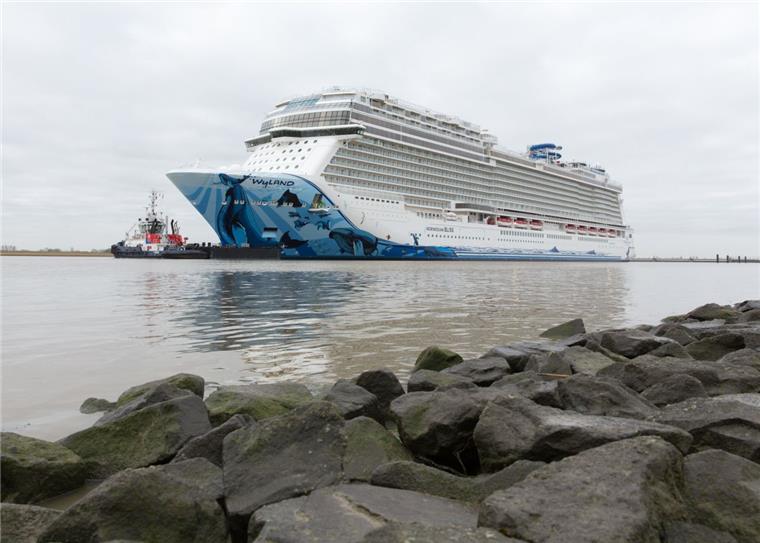 Das neueste Kreuzfahrtschiff der Meyer-Werft "Norwegian Bliss" vor dem Emssperrwerk.