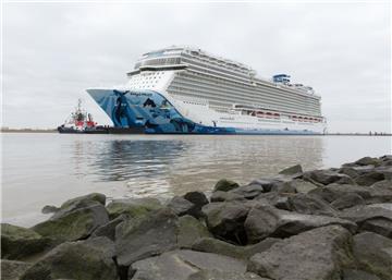 Das neueste Kreuzfahrtschiff der Meyer-Werft "Norwegian Bliss" vor dem Emssperrwerk.
