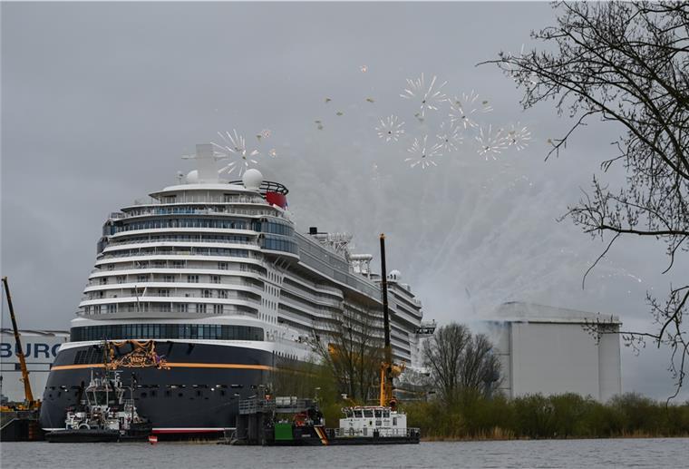 Meyer-Kreuzfahrtschiff „Disney Wish“ auf dem Weg Richtung Nordsee Das neugebaute Kreuzfahrtschiff «Disney Wish» der Papenburger Meyer-Werft verlässt mit der Hilfe von Schleeppern die Werft, um sich am Mittwoch auf den Weg in Richtung Nordsee zu machen.