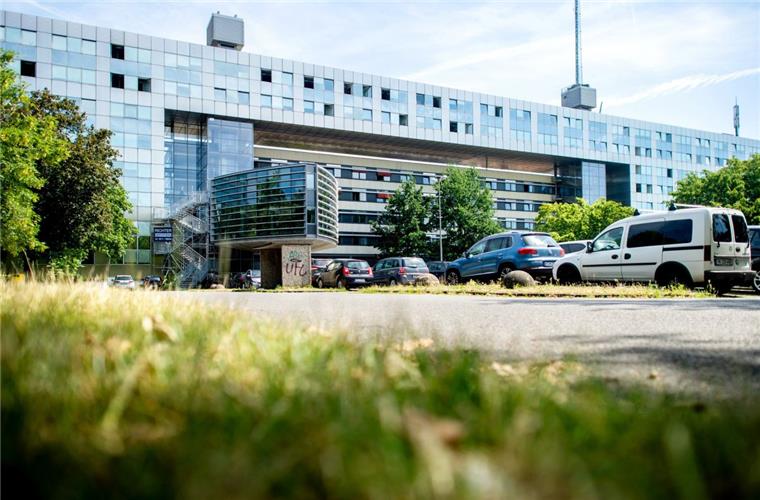 Sicherheitspanne beim LKA: Akten mit wichtigen Daten gestohlen Das niedersächsische Landeskriminalamt (LKA) in Hannover. Bei einem Einbruch in das Auto eines Beamten des LKA sind Akten mit Daten über Vertrauensleute der Polizei gestohlen worden.