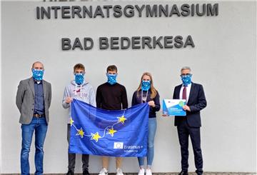 Mit dem Anbringen der offiziellen „Erasmus+ - Plakette“ am NIG wird der Startschuss für das Projekt „Eco schools – sustainable tomorrow“ gegeben
