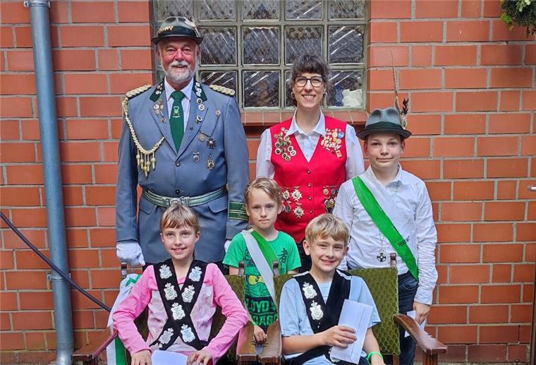 Am Pfingstwochenende ist das Zevener Schützenfest Das amtierende Kinderkönigshaus