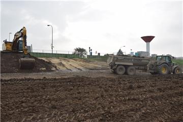 Das Nordende der Seedeich-Baustelle wird sturmflutsicher gemacht.