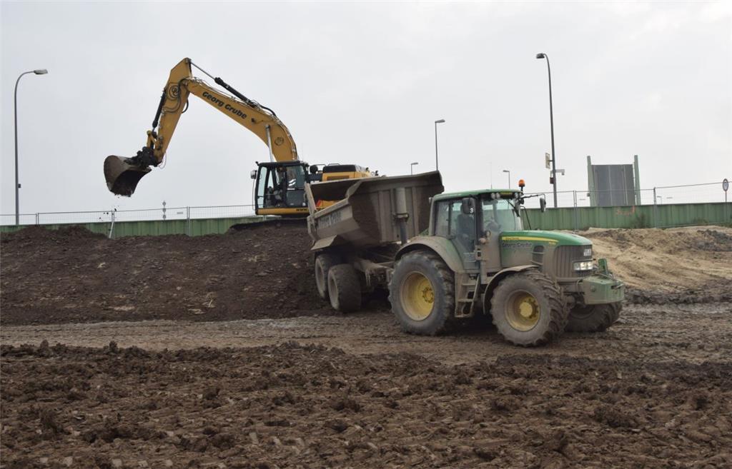 Das Nordende der Seedeich-Baustelle wird sturmflutsicher gemacht.