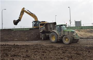 Das Nordende der Seedeich-Baustelle wird sturmflutsicher gemacht.