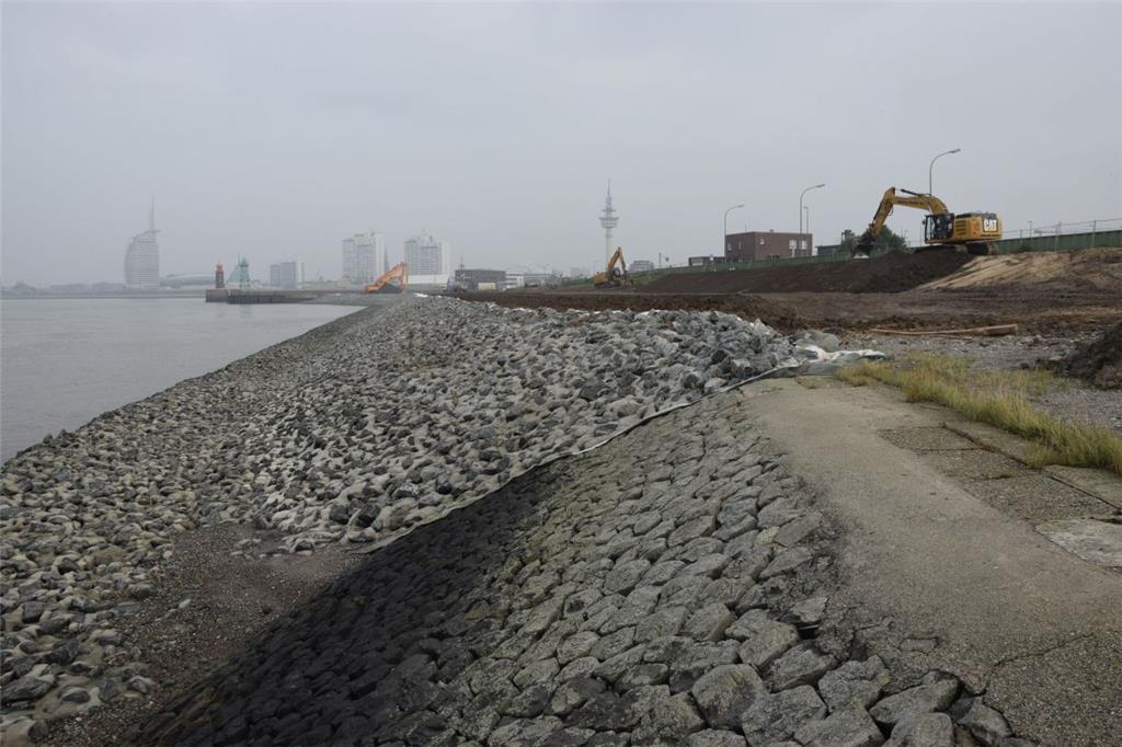 Das Nordende der Seedeich-Baustelle wird sturmflutsicher gemacht.