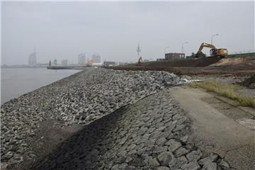 Das Nordende der Seedeich-Baustelle wird sturmflutsicher gemacht.