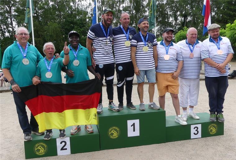 Das Nordenhamer Team mit (von links) Rainer Grunst, Bernard Duchemin und Honoré Balié musste nur der französischen Mannschaft Airbus Helicopters II (Sieger) den Vortritt lassen. Dritter wurde Veolia sports (ebenfalls aus Frankreich).